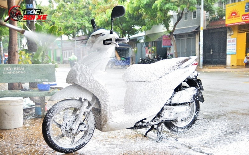 Xe máy đi mưa về có cần rửa không? Cách vệ sinh xe đúng cách 3 Những sai lầm cần tránh khi rửa xe máy sau khi đi mưa